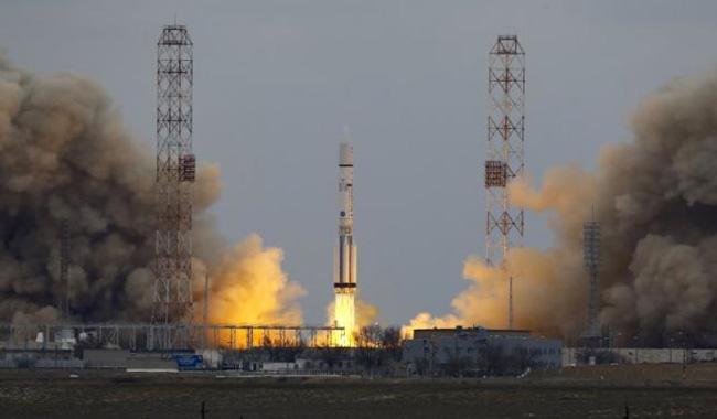Spacecraft blasts off in search of life on Mars