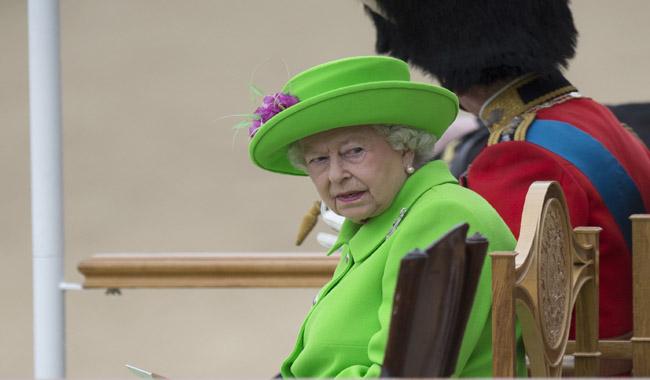  Queen Elizabeth wows in green at 90th birthday parade