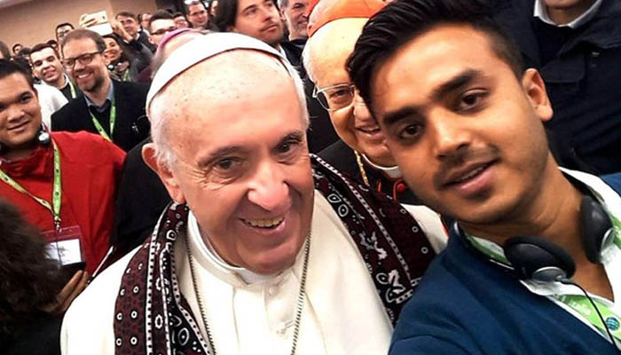 Pope Francis wears Sindhi Ajrak gifted by Pakistani youth