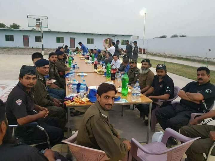 Chinese engineers invite Pakistan police to share meal , 'apologize' for misbehavior