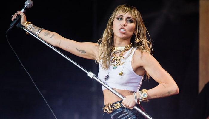 Miley Cyrus transforms mullet into pixie haircut with help from mom Tish