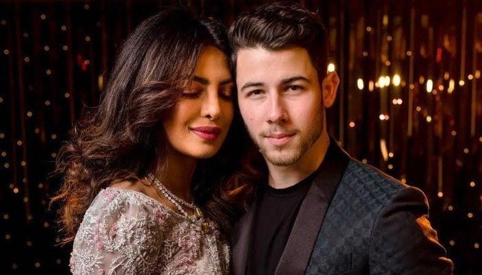 Nick Jonas' phone wallpaper with Priyanka Chopra is taking the internet by  storm