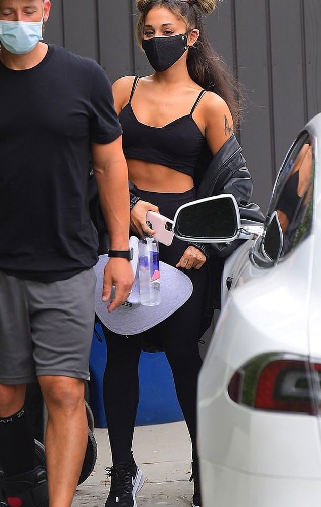 Ariana Grande Rocks A Severely Short Look — Get Her Black Pumps – Hollywood  Life