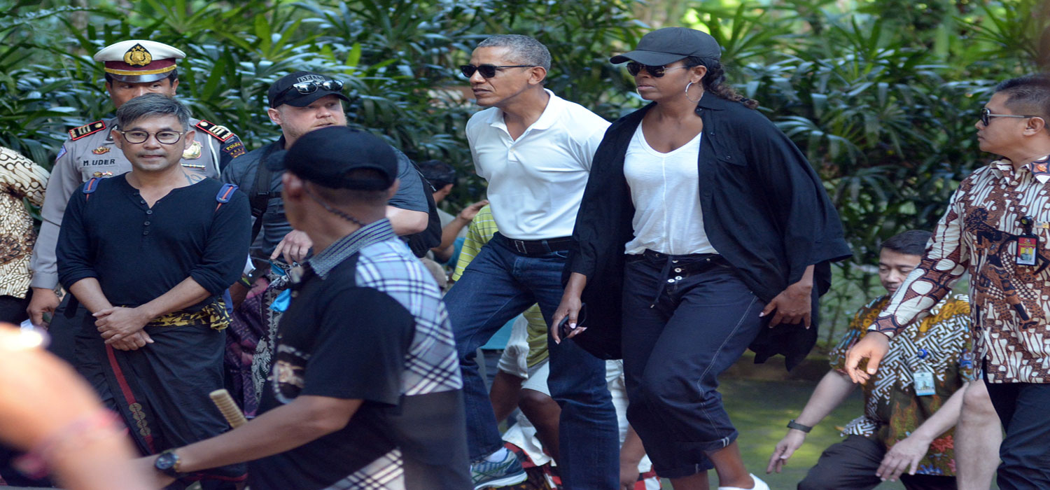 Obama and his wife Michelle walk during a visit to Tirta Empul Temple while on holiday with his family in Gianyar, Bali, Indonesia June 27, 2017 (REUTERS)