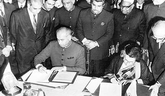 Bhutto and Indira Gandhi sign Simla Agreement