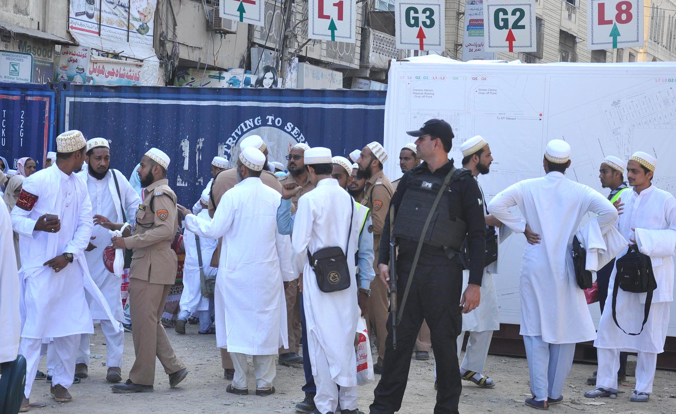 Policemen deployed around Tahiri Masjid.