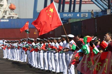 Chinese families along with Pakistan Navy´s servicemen wave flags to welcome a Chinese naval vessel.