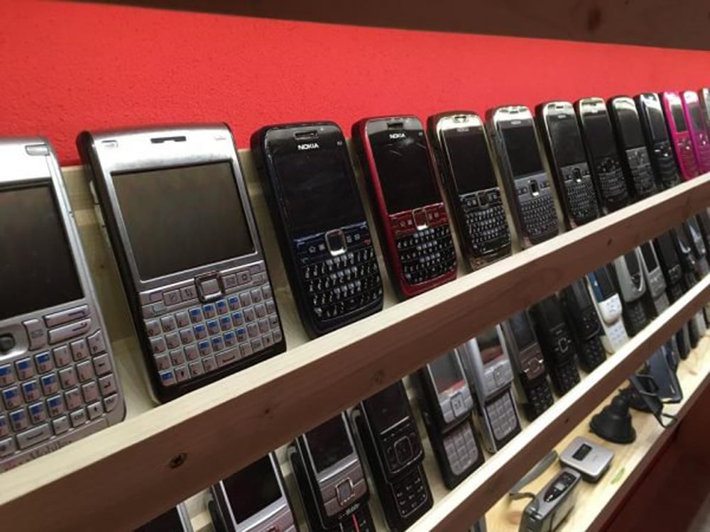 Мобильные телефоны б у. Старые смартфоны. Старые мобильники. Коллекция телефонов. Старый телефон.