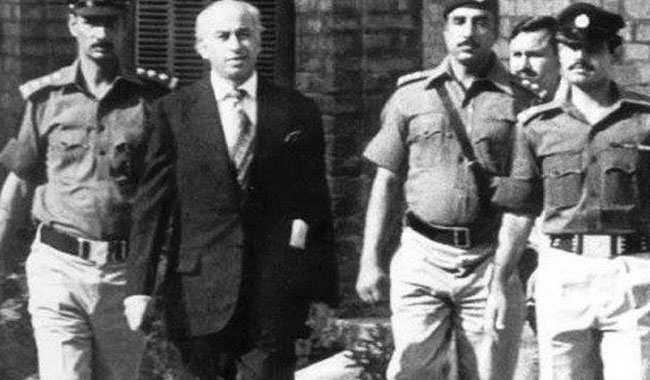 Bhutto arrives for trial