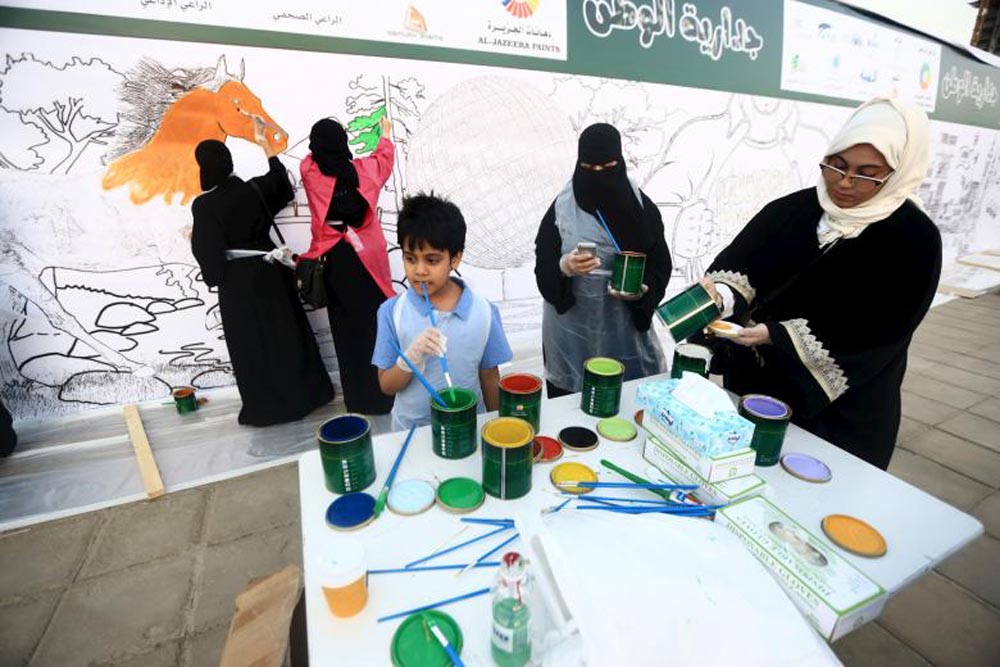 Women prepare their painting tools during an activity for national drawings in Jeddah, October 29, 2015. REUTERS