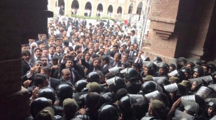 Mall Road turns into battlefield as lawyers go on rampage in LHC