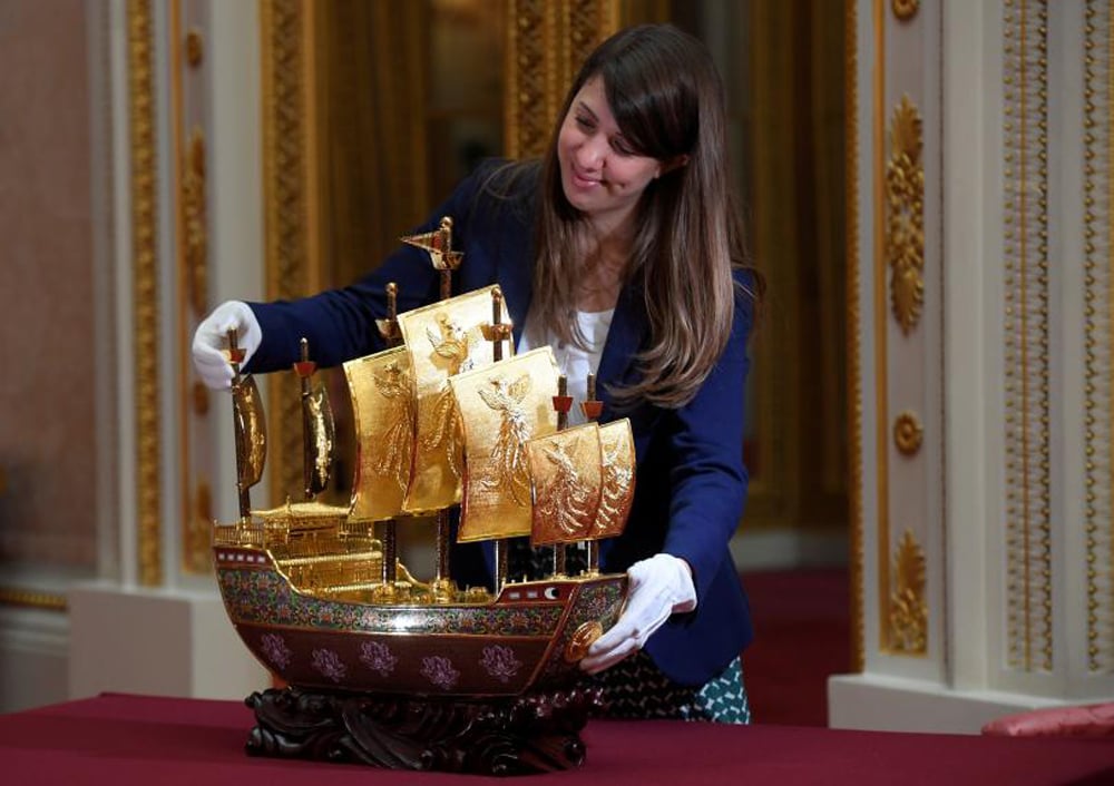 The queen s throne collection. Подарки Елизаветы 2. Подарки Королеве Елизавете 2. Букингемский дворец трон рядом с Елизаветой.