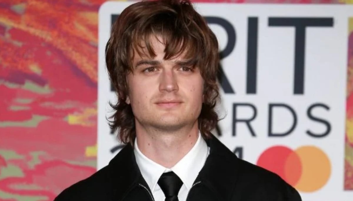 Joe Keery shares advice to apologize to a woman
