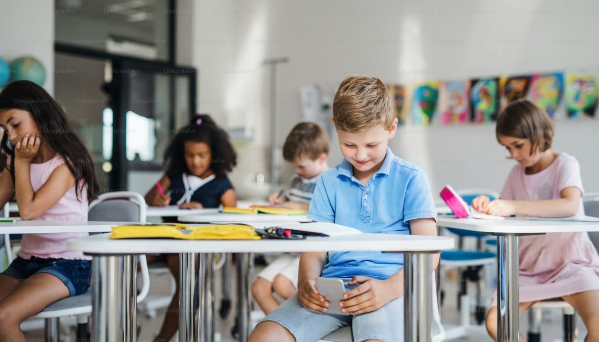 UK govt tightens school rules on phones and social media