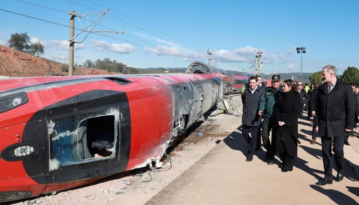 King, Queen visit deadly train crash site
