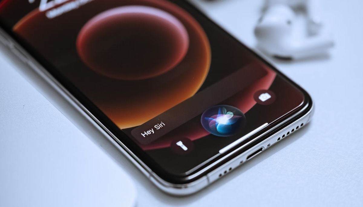 Apple plans to roll out Siri AI chatbot by 2026