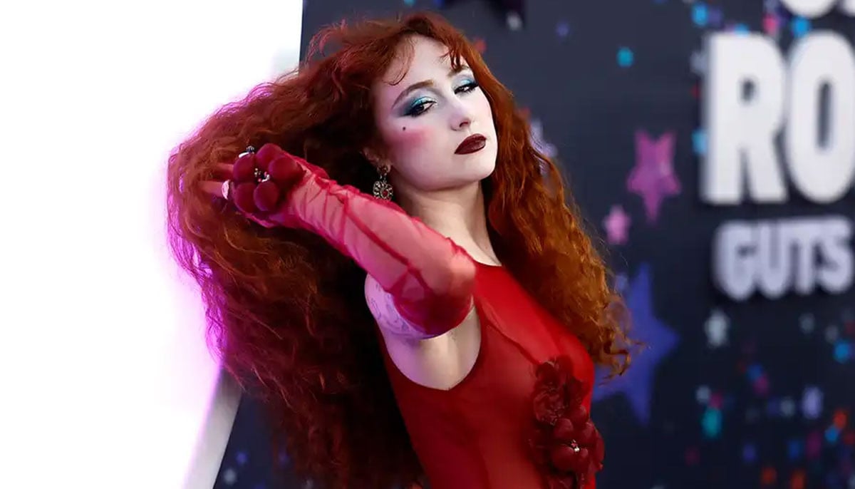 Chappell Roan remembers community at 2026 Resonator Awards