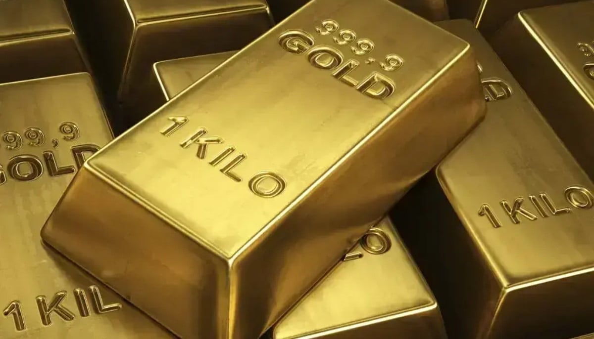 Gold price climbs to record high amid global uncertainty