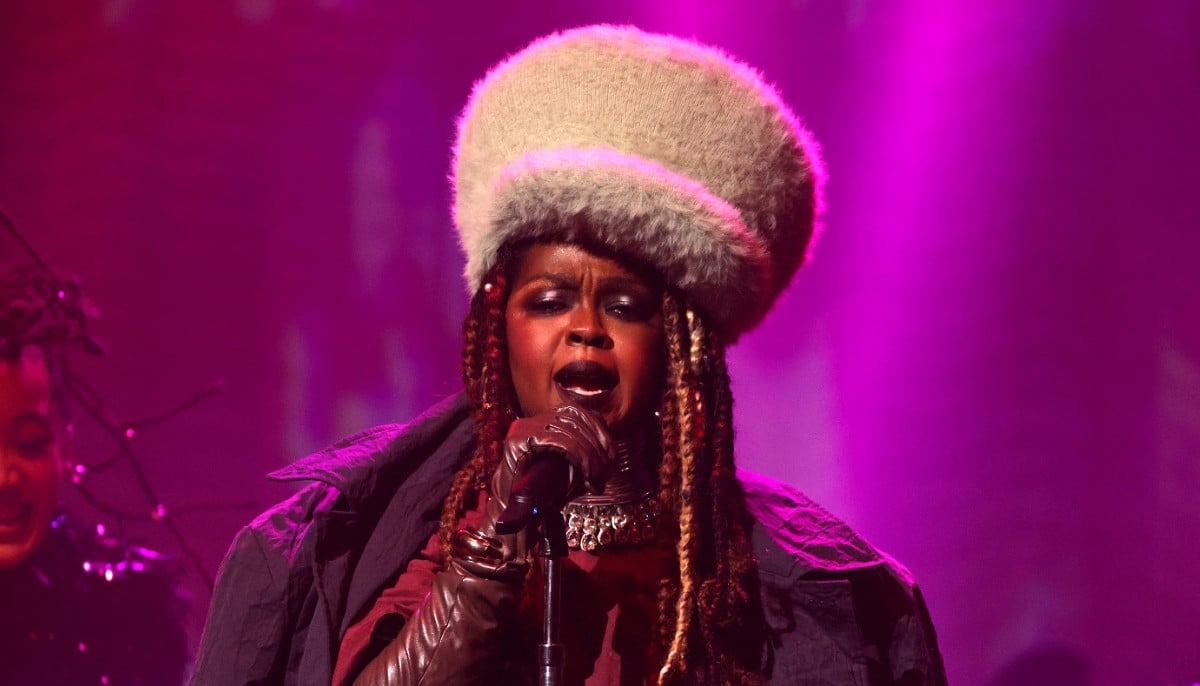 Lauryn Hill leads star tribute celebrating Roberta Flack’s legacy at the Grammys