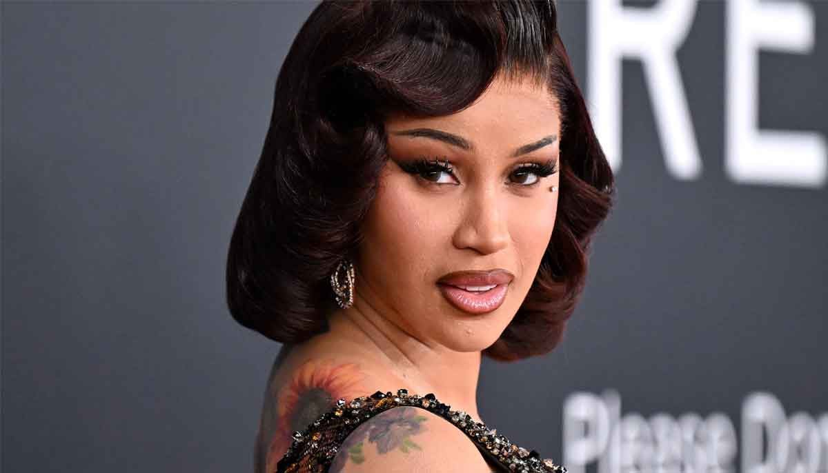 Cardi B compares her fall to government at Las Vegas show Cardi B compares her fall to government at Las Vegas show