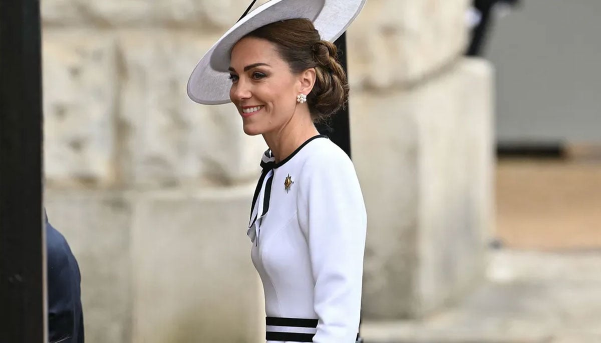 Kate Middleton's fashion choice sends quiet message after Andrew's arrest   