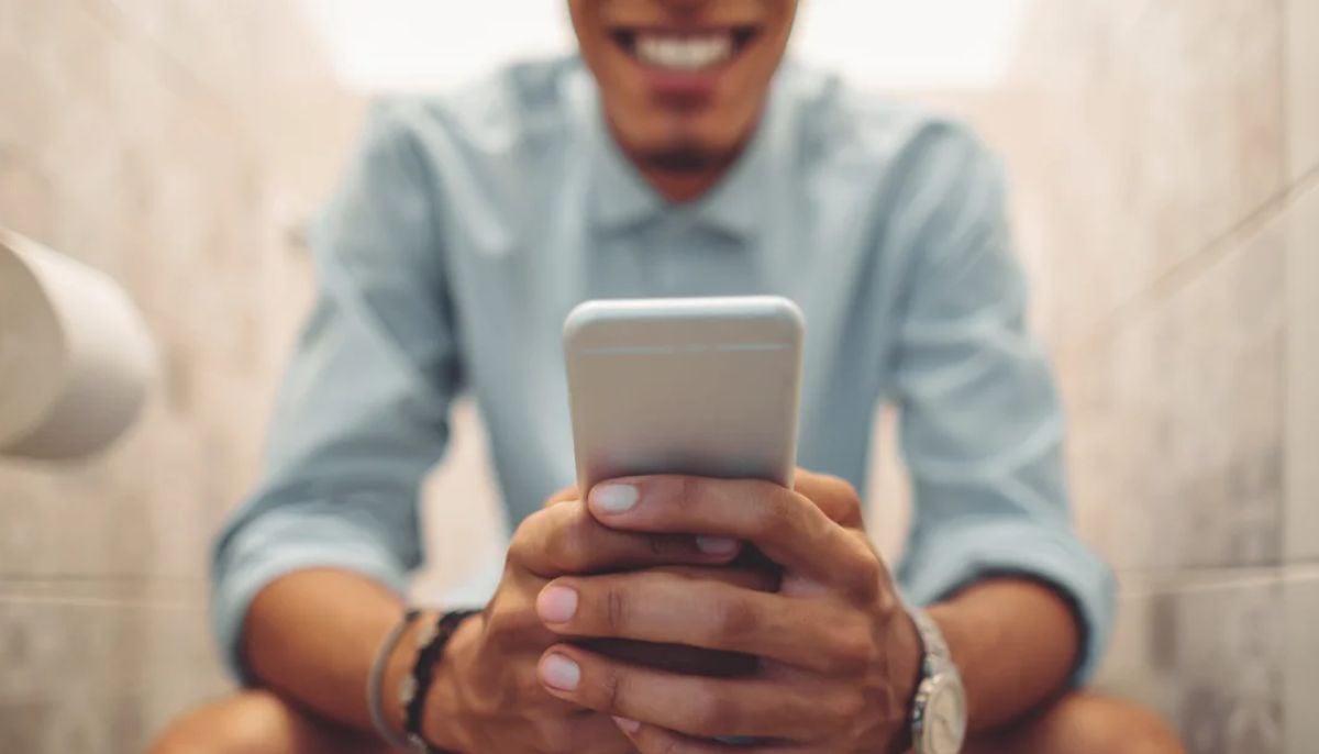 Smartphone use on toilet linked to increased health risk