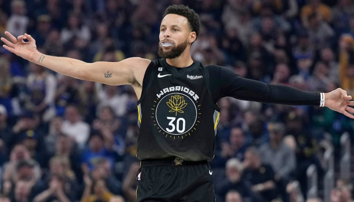 Stephen Curry makes emotional return for Warriors after two-month injury