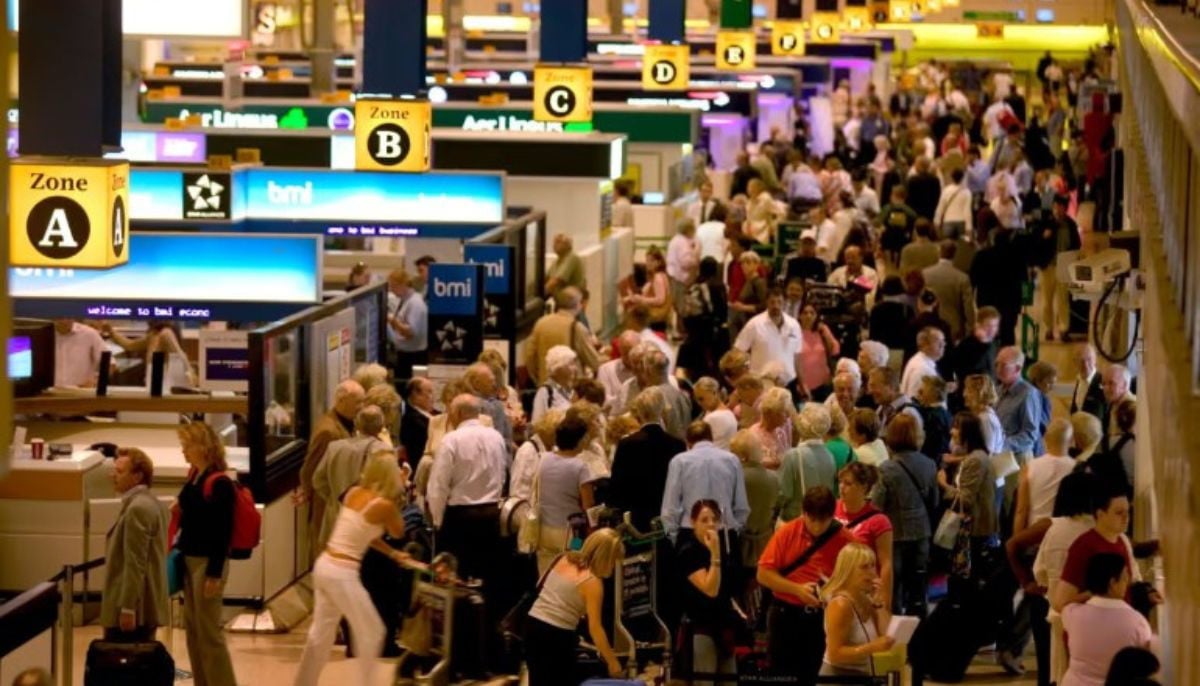US: Thousands left stranded as flight cancellations disrupt major airports after long delays