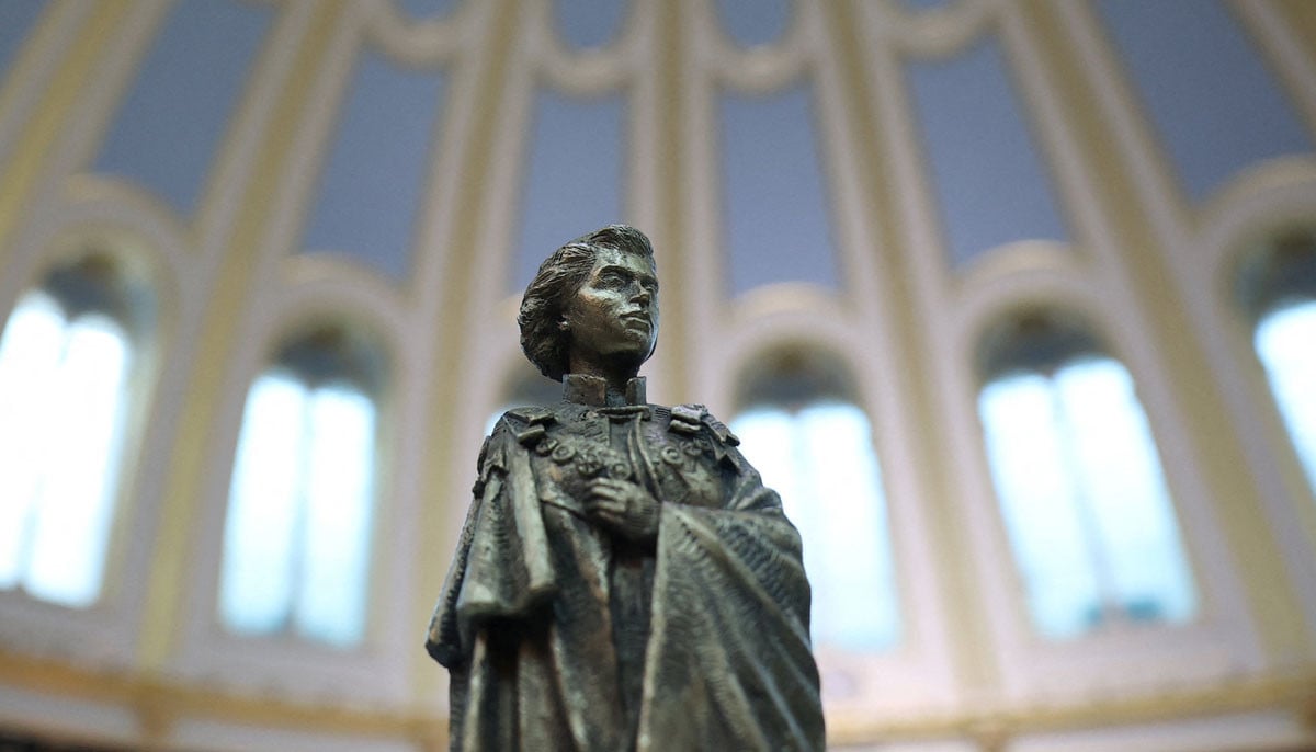 Sculptor of Queen Elizabeth’s memorial statue speaks out after critics uproar