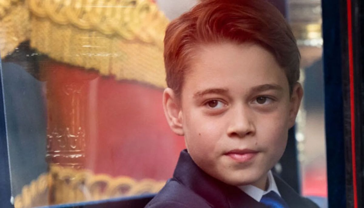 Prince George hesitates in front of royal super fans