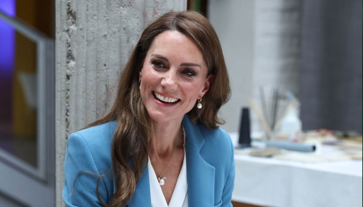Day 2: Kate Middleton shows off her Italian alongside school kids in Italy