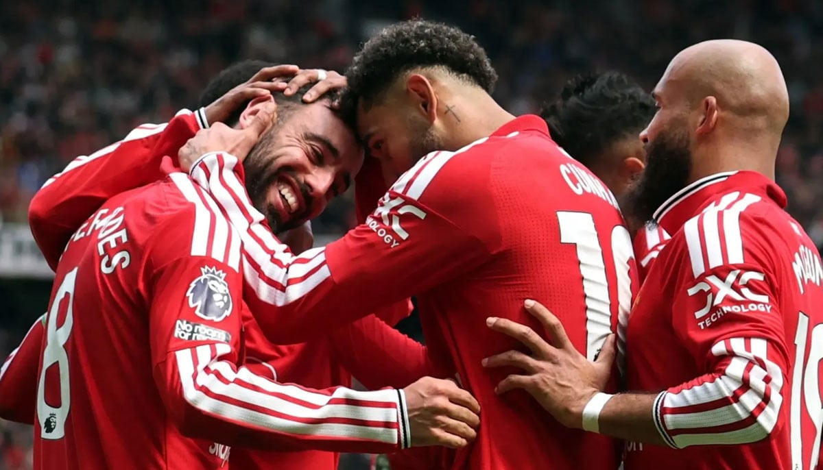 Manchester United beat Nottingham Forest in nail-biting thriller