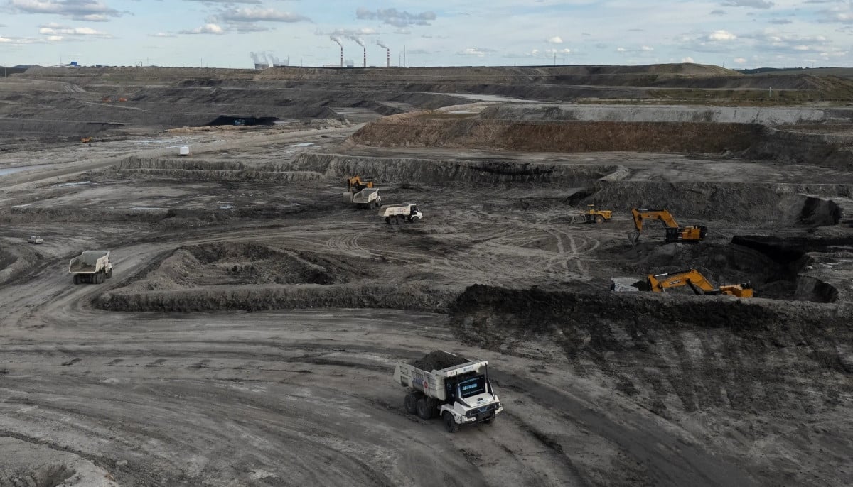 China coal mine explosion leaves eight dead and dozens trapped