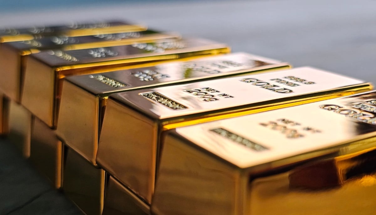 Ex CIA officer charged over alleged theft of gold bars and public funds