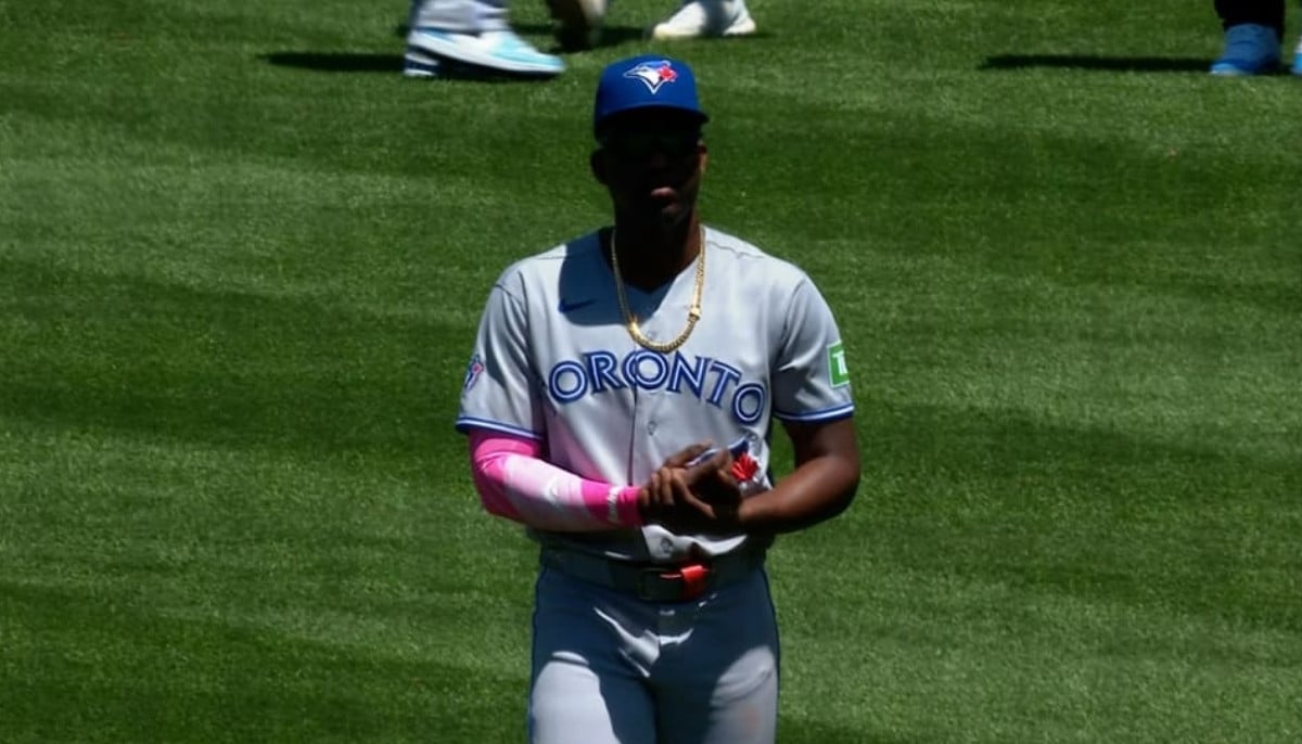 Blue Jays’ Jesús Sánchez exits after fan-thrown ball bruises wrist