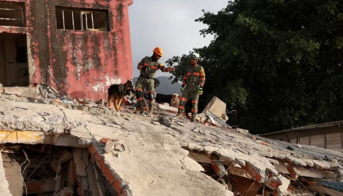 Venezuela earthquake death toll exceeds 920 as rescuers race for survivors