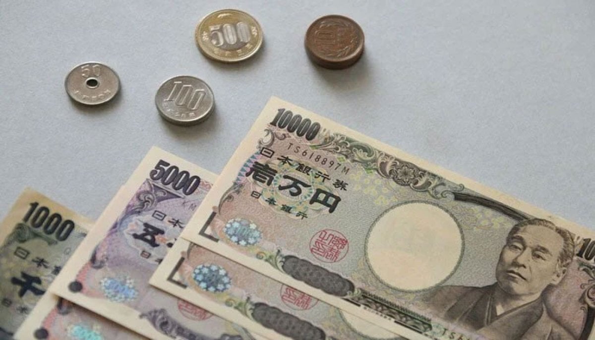 Japanese yen surges as traders brace for possible intervention 