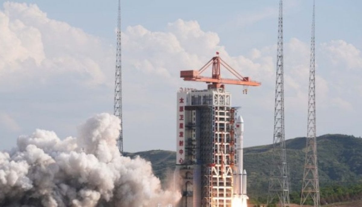 China launches new satellite group in major space mission