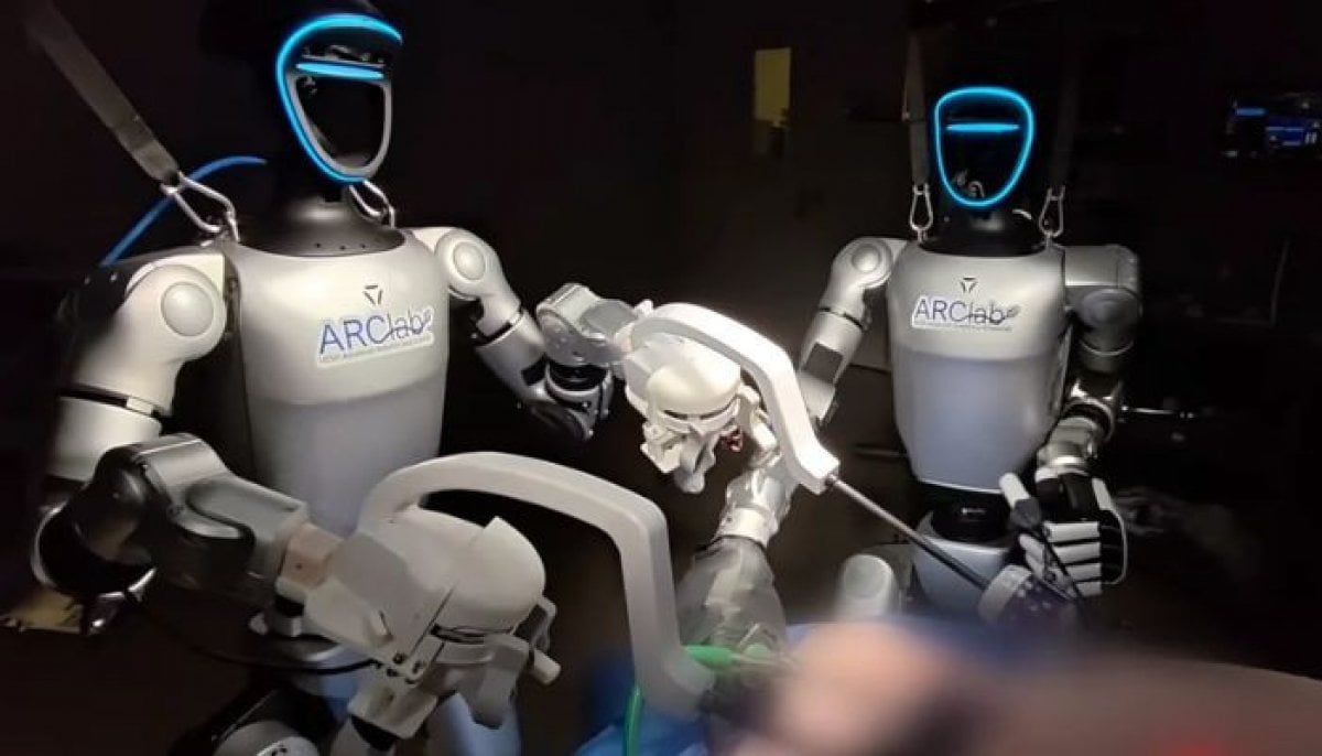 Humanoid robot performs first-ever surgery in major medical breakthrough