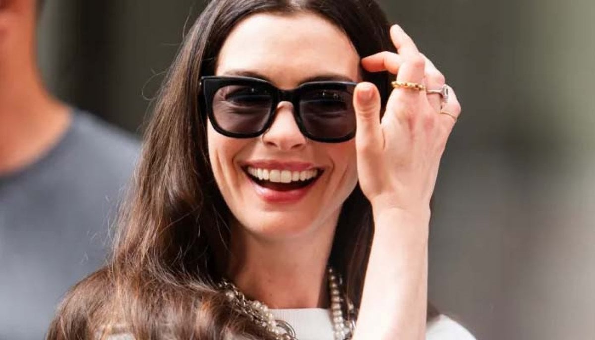 Pregnant Anne Hathaway receives adorable baby gift