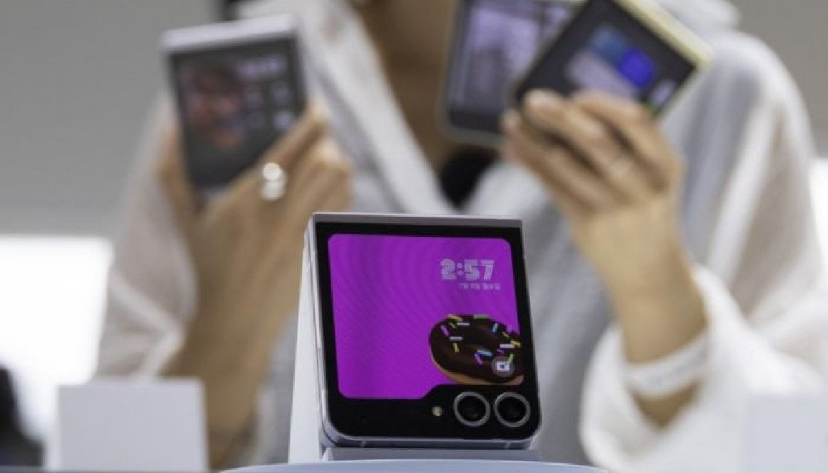 Pocket-sized AI-powered phones take center stage at China show