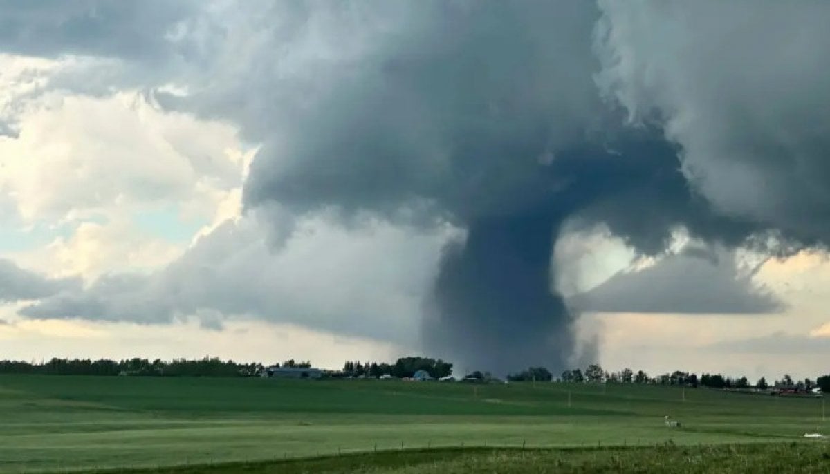 Tornado tears through homes and buildings in central Alberta Tornado tears through homes and buildings in central Alberta