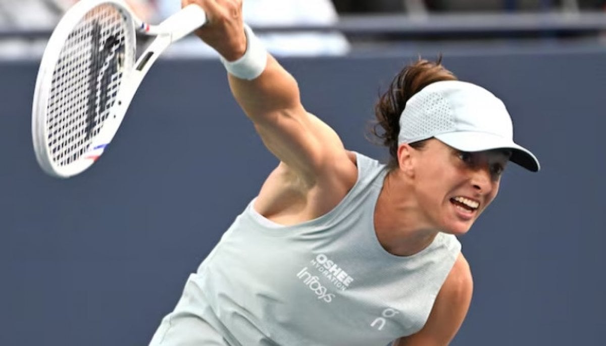 Iga Swiatek cruises past Diana Shnaider to reach Toronto semi-finals