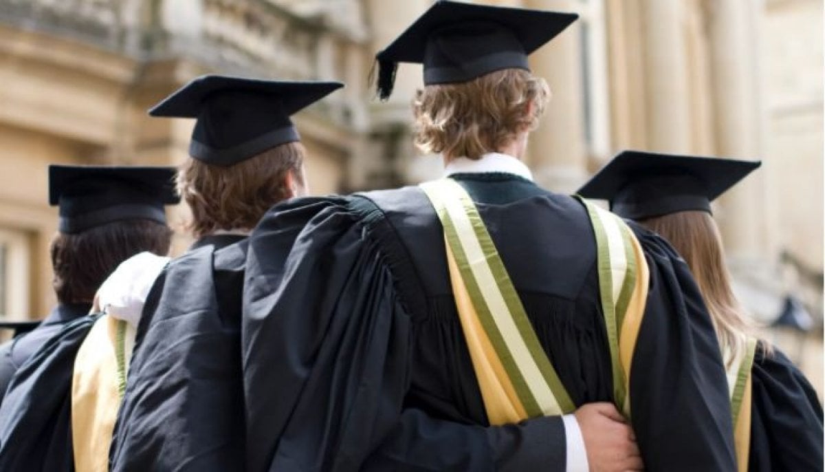 UK graduate job vacancies plunge to lowest in a decade amid AI shift
