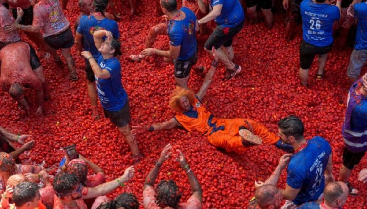 La Tomatina 2026: Thousands of revelers paint Spain red in 120-ton tomato fight