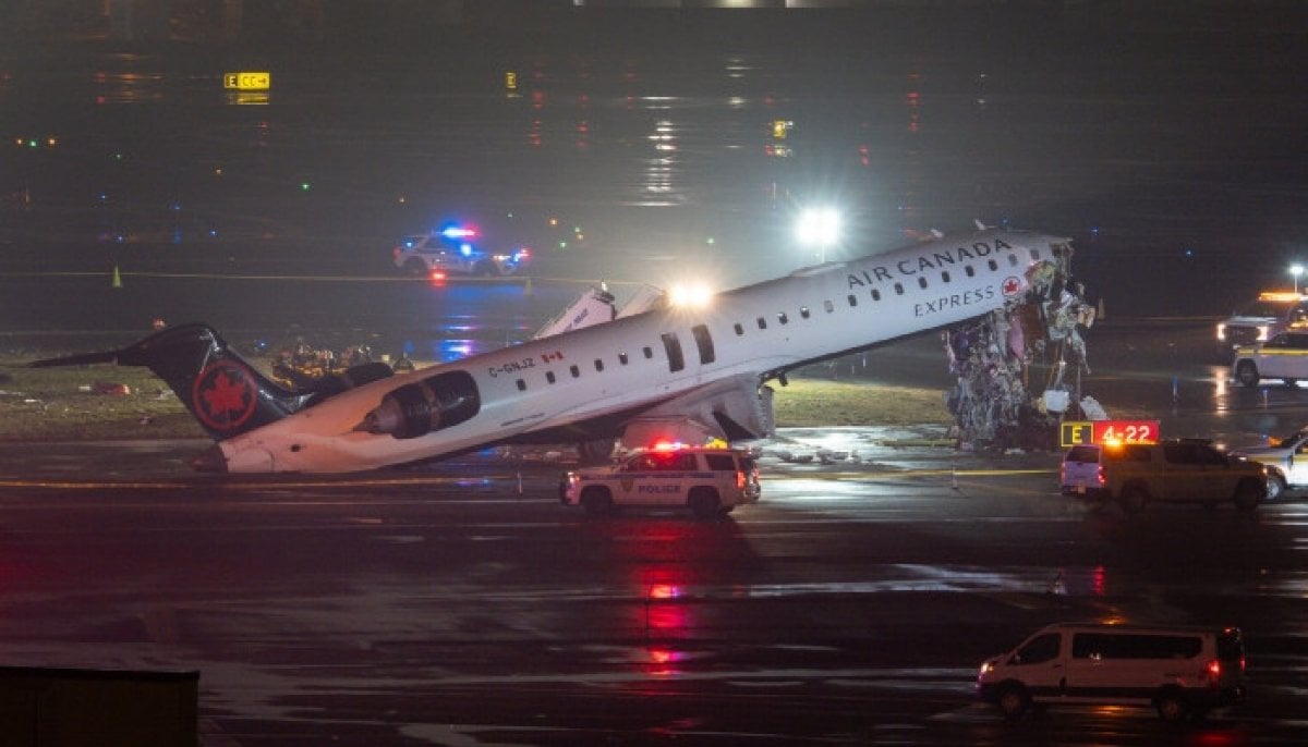 LaGuardia Air Canada crash: controllers allegedly left tower early before collision