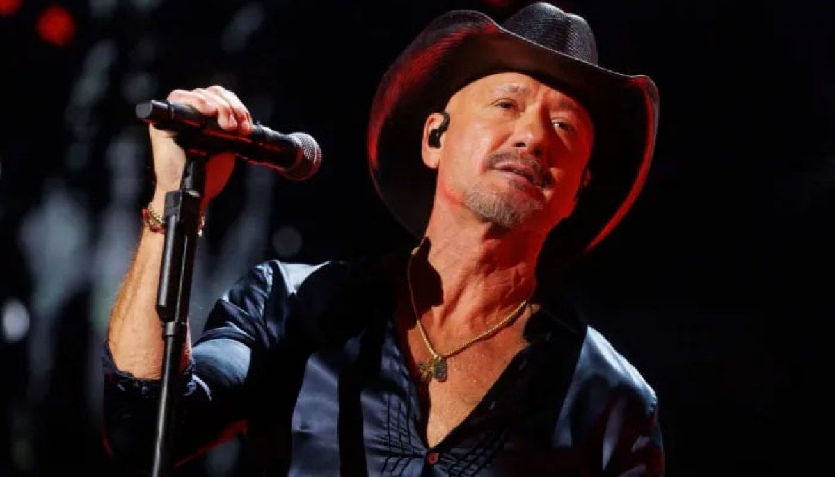 Tim McGraw pokes fun at himself after embarrassing mishap on Ohio stage