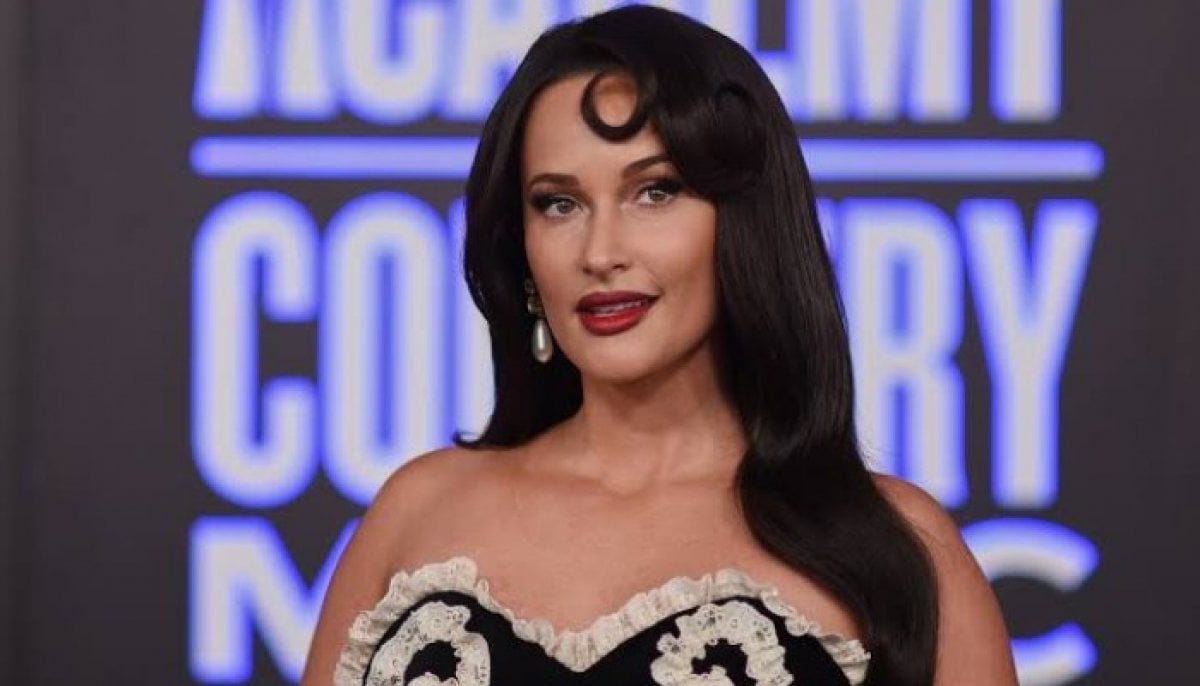 Kacey Musgraves claps back at critique over concert decor 