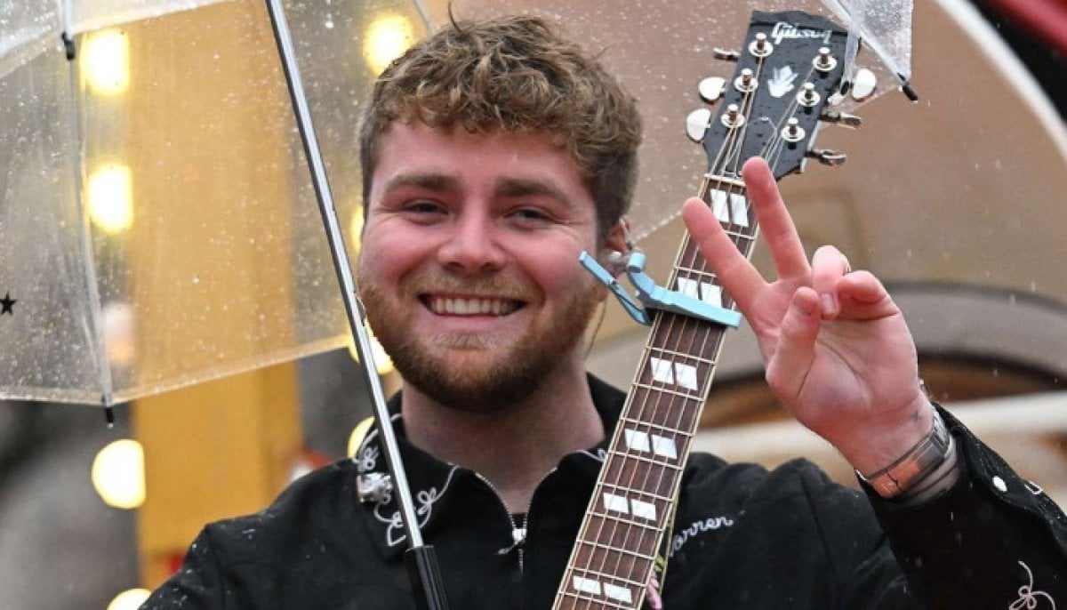 Alex Warren hilariously reveals how his ‘eruptions’ help in singing 