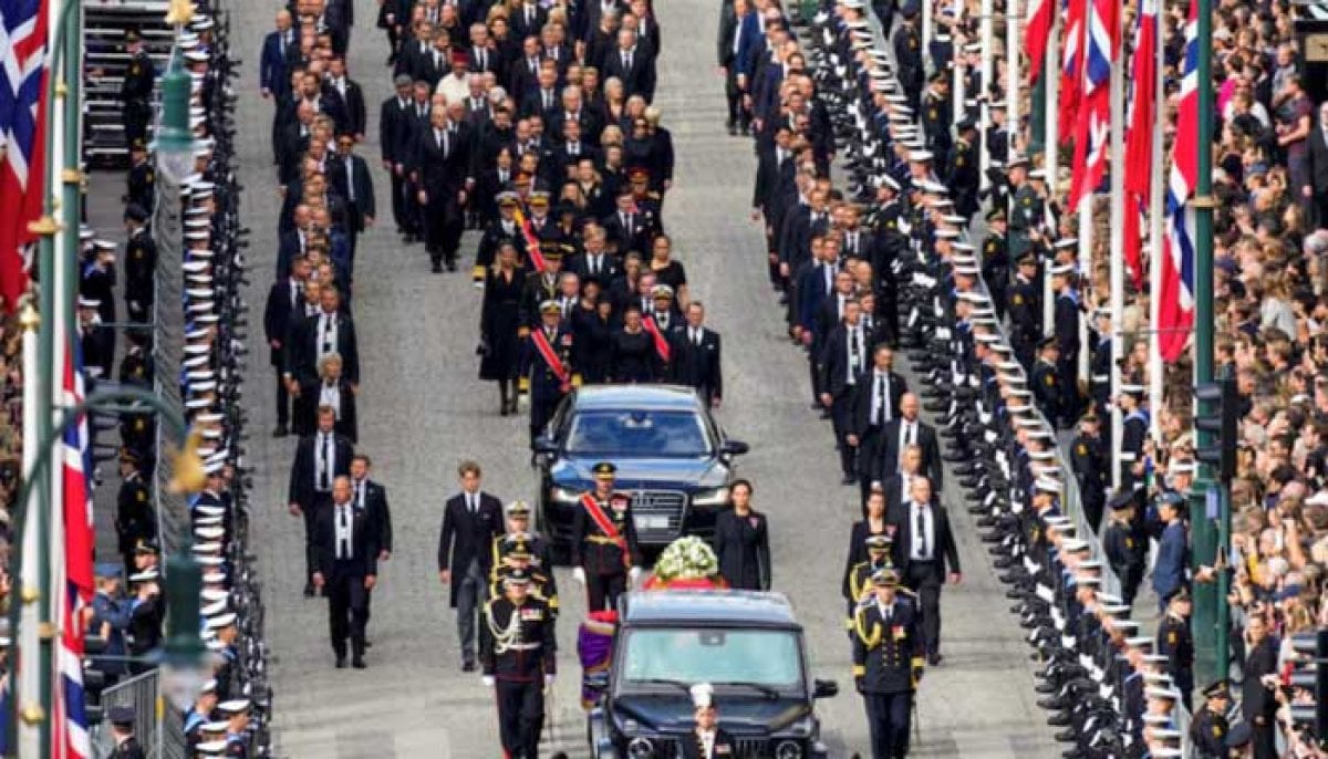 Did new Queen attend King Harlad’s funeral?